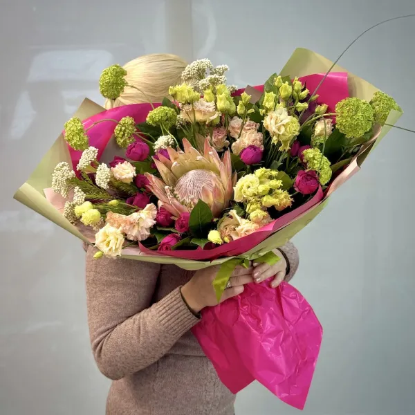 Букет из роз, озотамнус и протей огромный