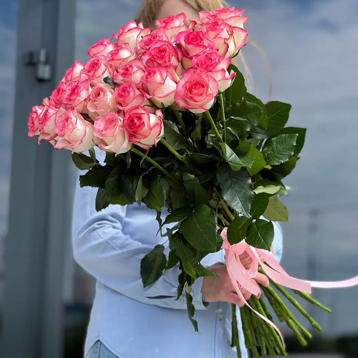 25 бело-розовых роз (60 см)