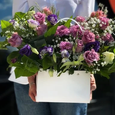 Букет из роз, гипсофилы, маттиолы, гентианы и клематисов