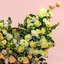 Розы микс и хлопок в корзине