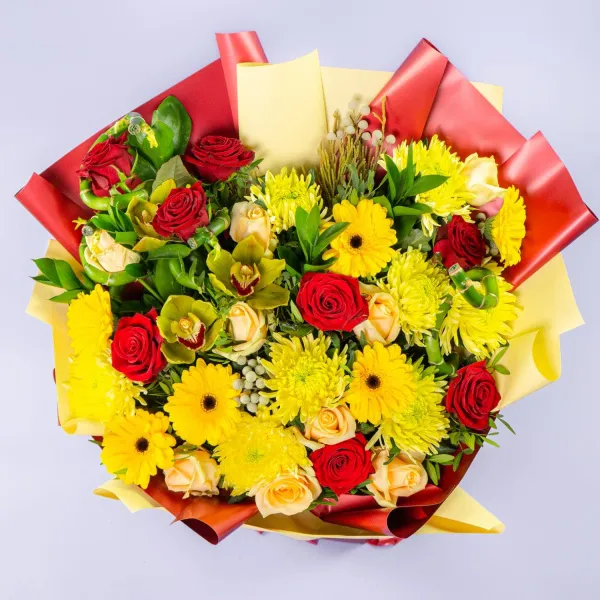 Букет из роз, жёлтых гербер и хризантем