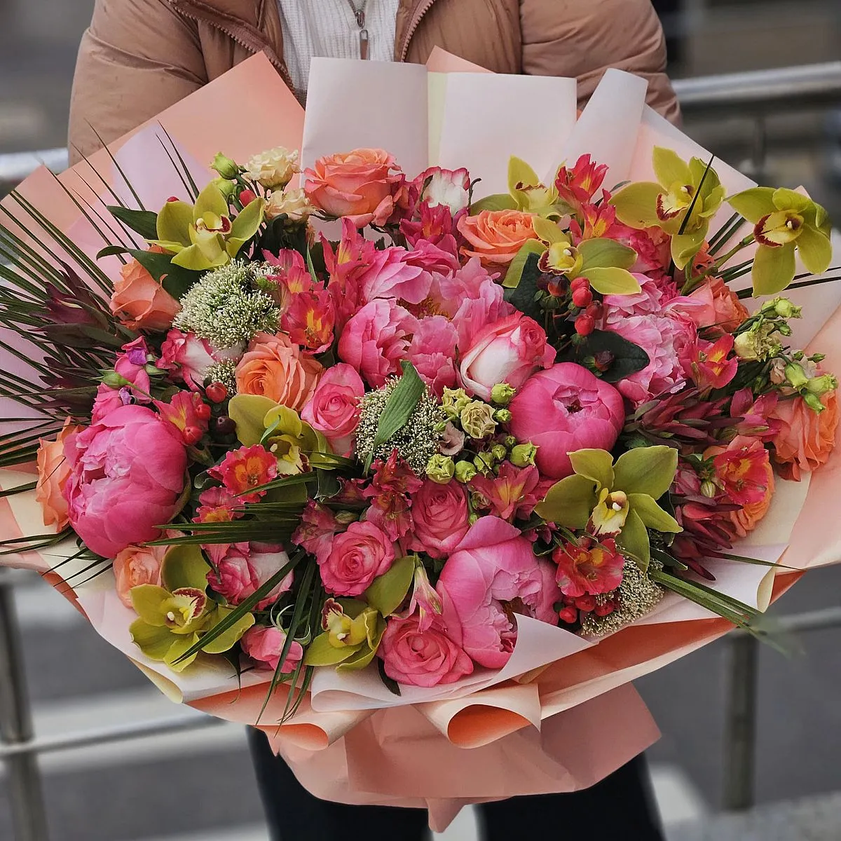 Букет роз, пионов и альстромерий