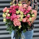 15 бело-розовых кустовых роз