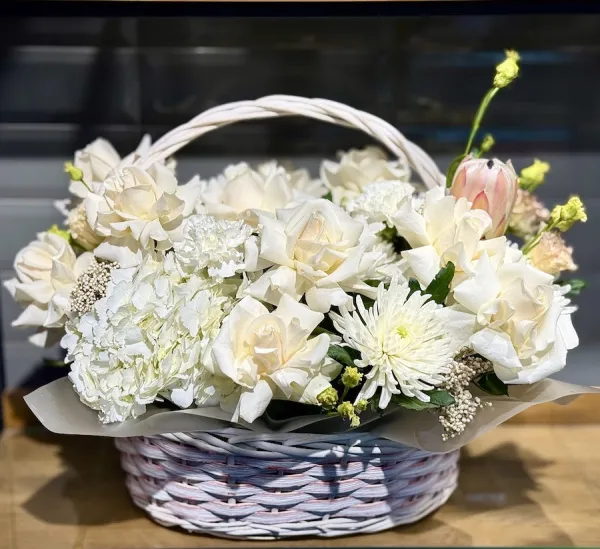 Букет из гвоздик, гортензий и роз эквадор в корзине