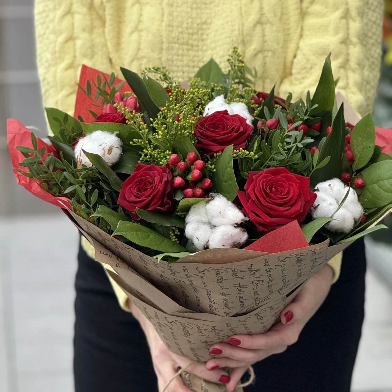 Большой букет из гиперикума, роз и аспидистра