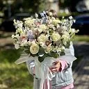 Эустомы, розы и дельфиниумы в коробке