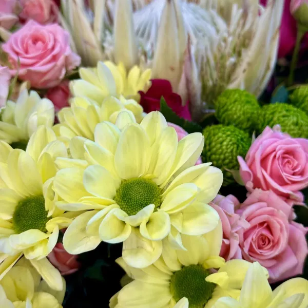 Букет из протей, роз и хризантем большой