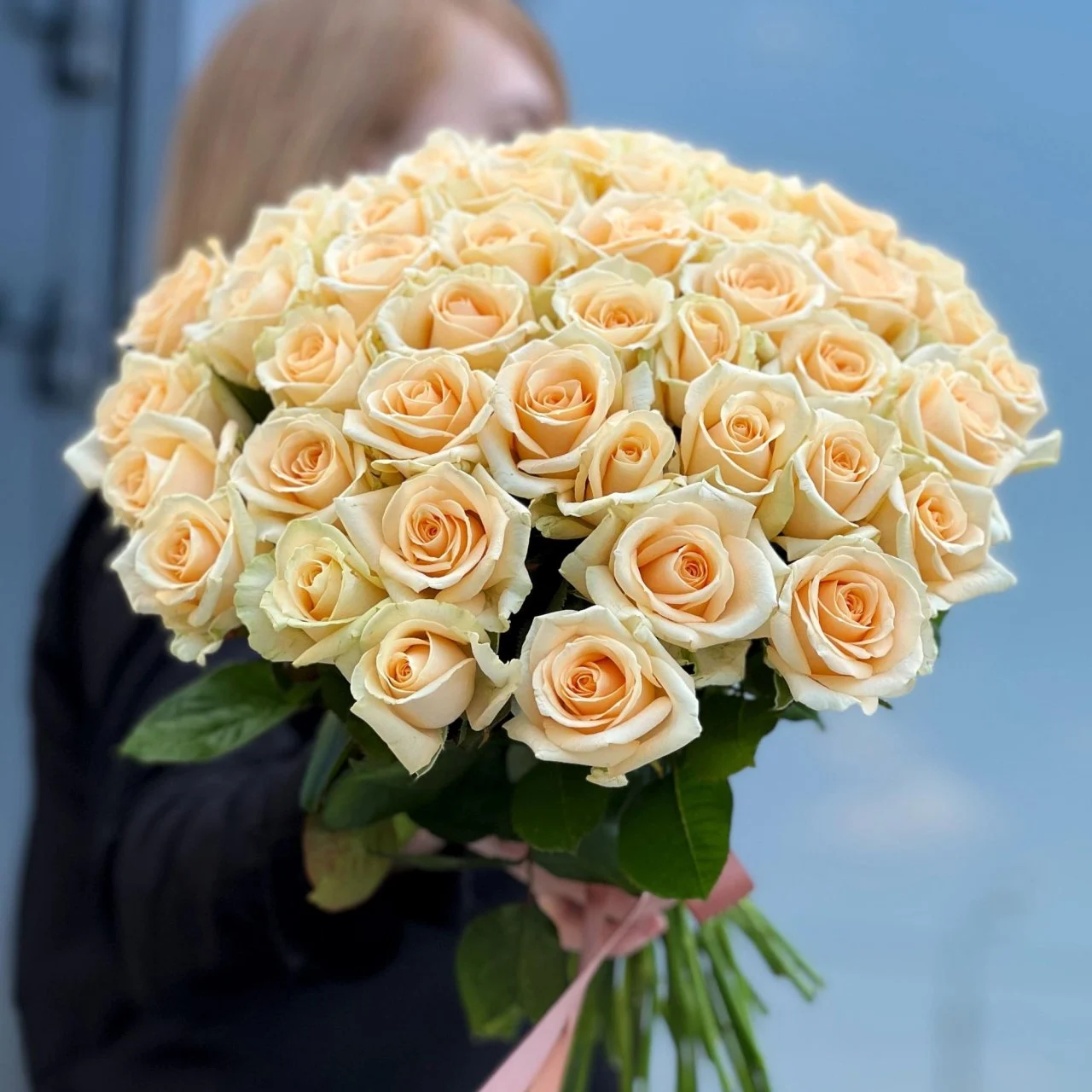 39 кремовых роз (50 см)