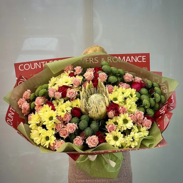 Букет из протей, роз и хризантем большой