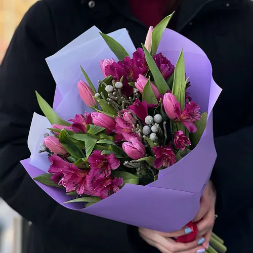 Большой букет из тюльпан и альстромерии