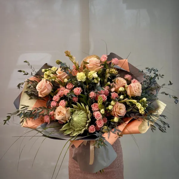 Букет из гвоздик, роз и антиринум огромный