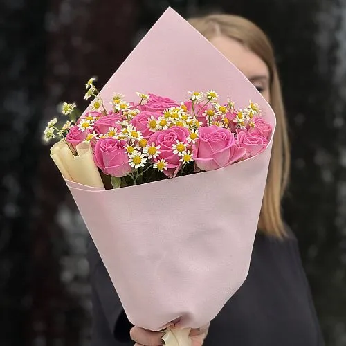 Букет из роз и танацетум