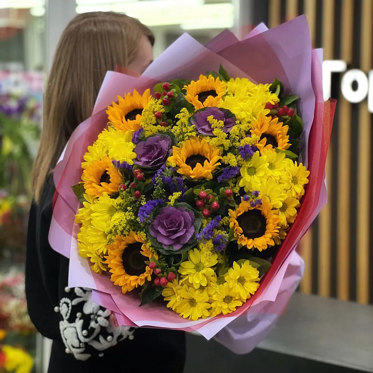 Букет из хризантем, подсолнуха и гиперикума