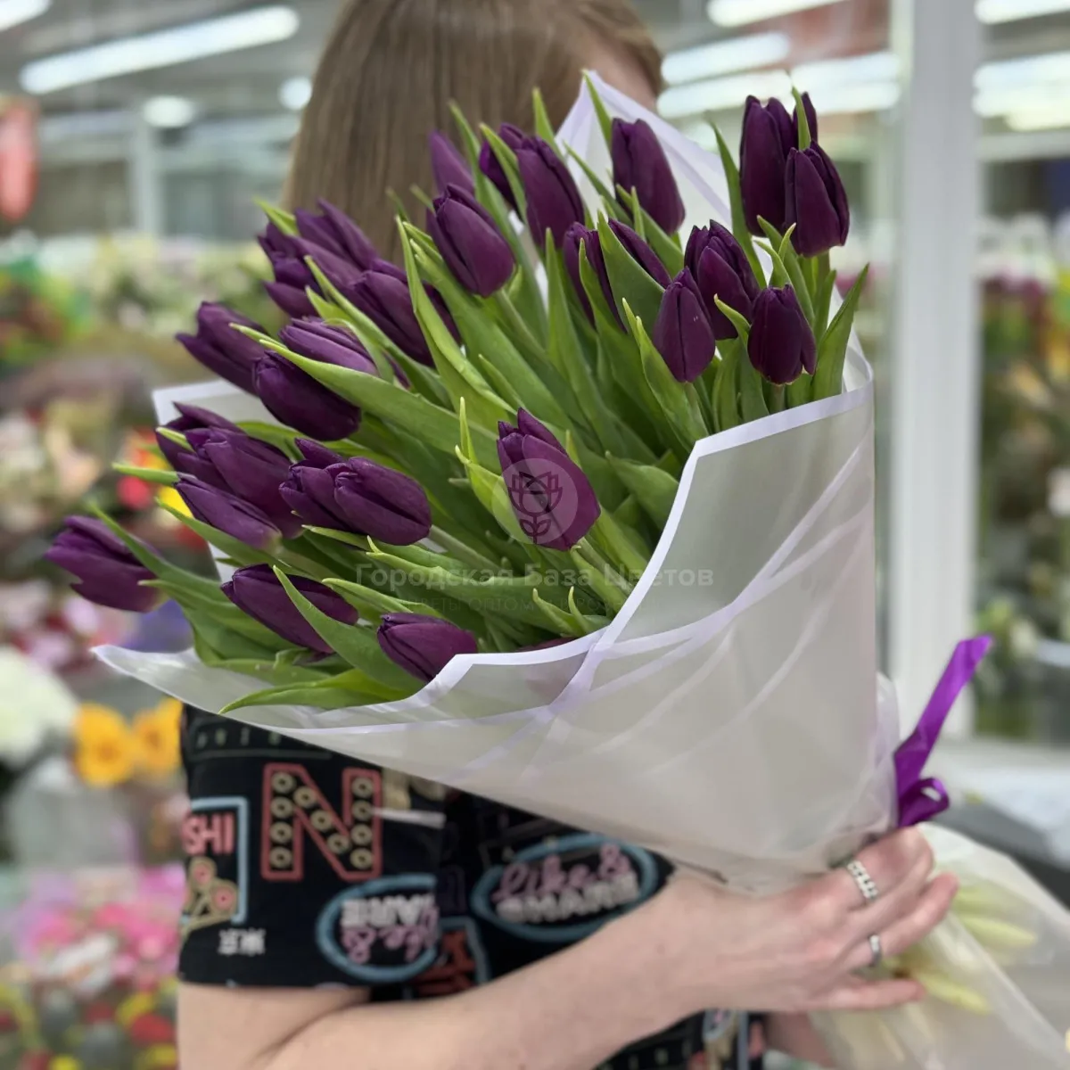 27 бордово-фиолетовых тюльпанов