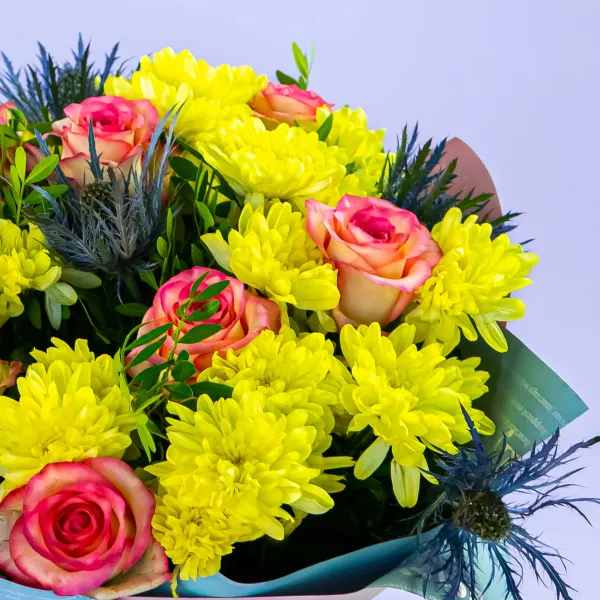 Букет из жёлтых хризантем и нежных роз