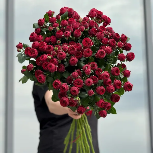 11 красных кустовых роз (80 см)