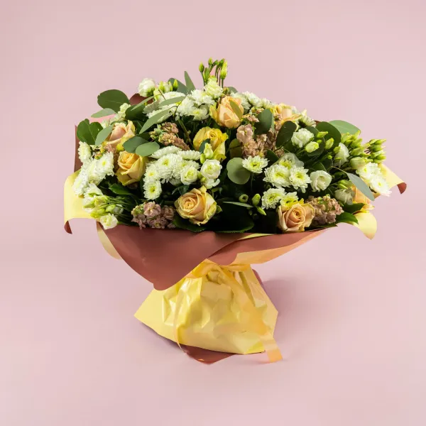 Букет из хризантем, роз и маттиол
