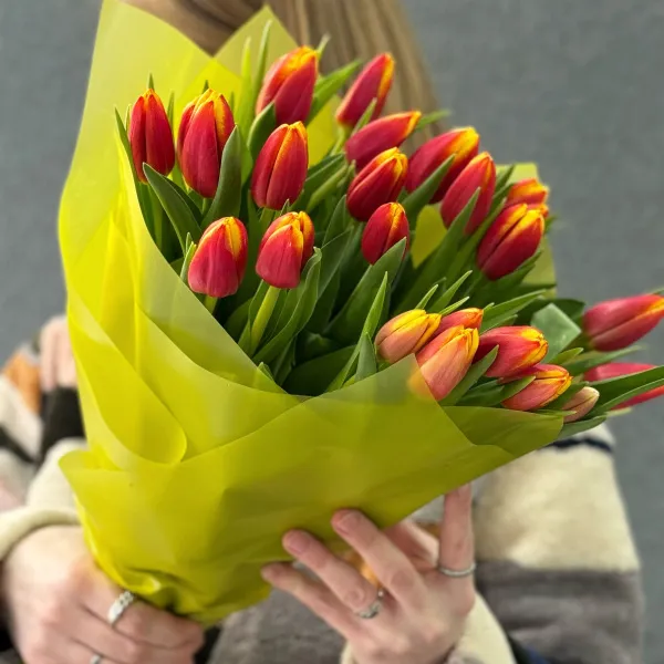 29 красно-жёлтых тюльпанов