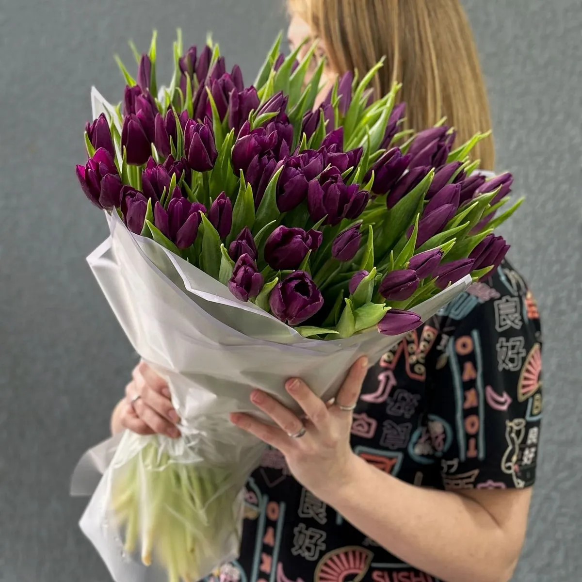 67 бордово-фиолетовых тюльпанов