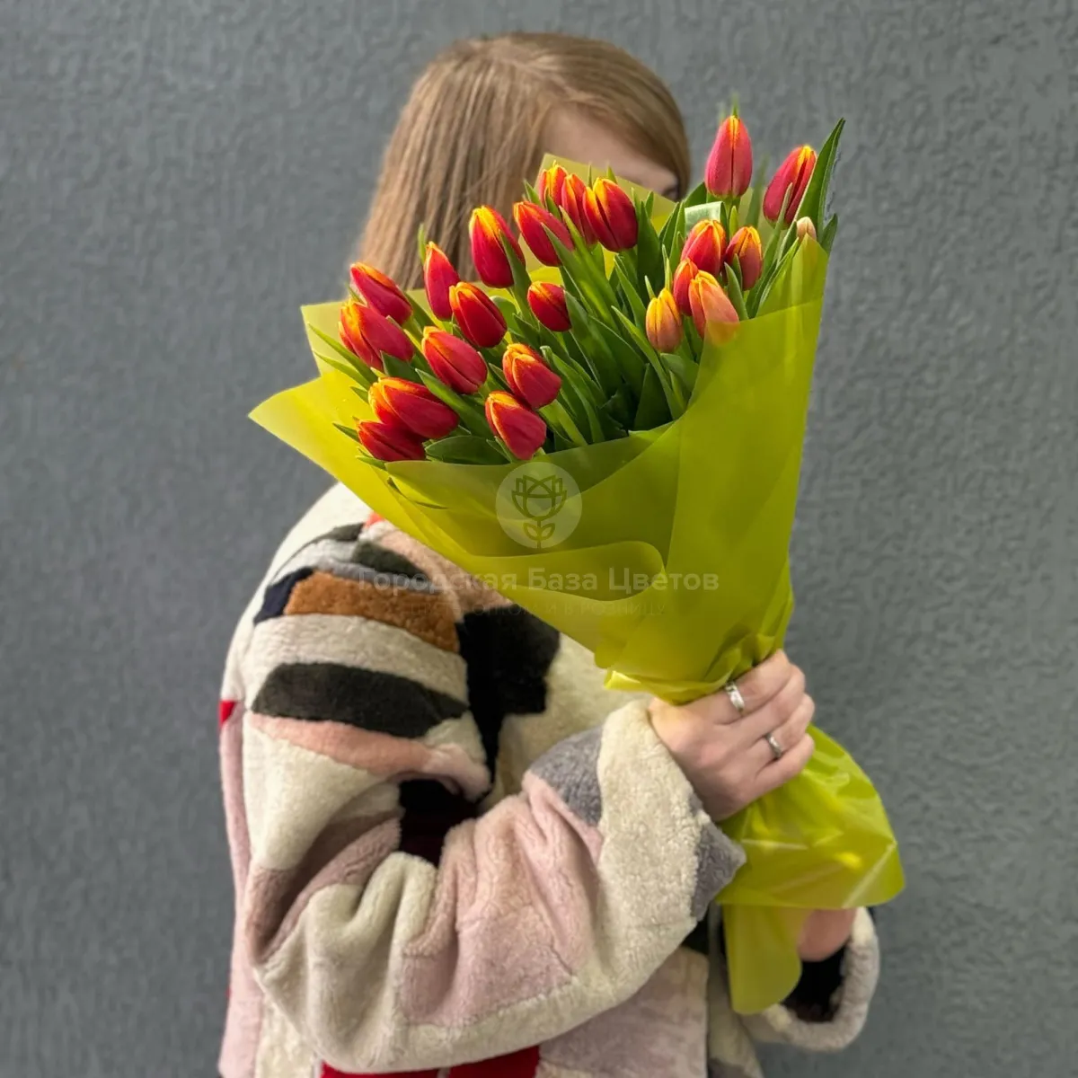 25 красно-жёлтых тюльпанов