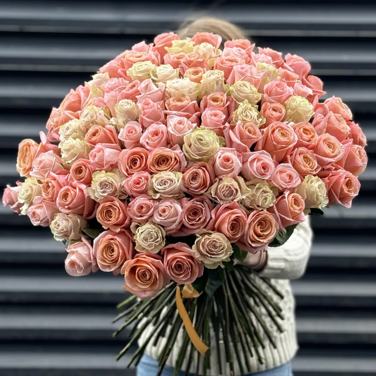 Букет 101 персиковая роза эквадор (70см)