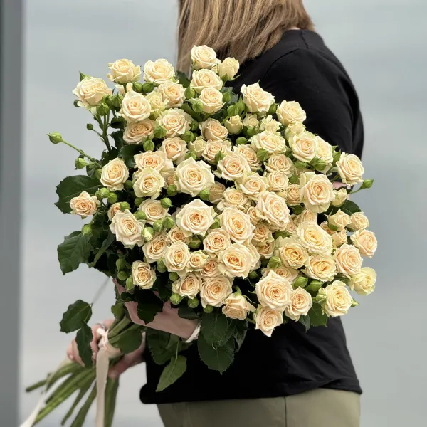 11 жёлтых кустовых роз (70 см)
