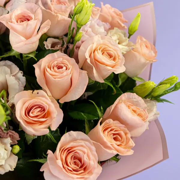 Букет из нежно-розовых роз и эустом