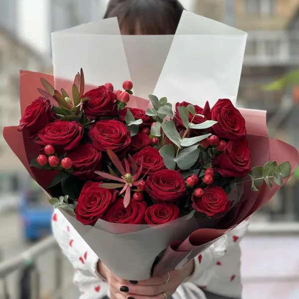 Букет из сафари, роз и гиперикума фото №1 Букет из сафари, роз и гиперикума