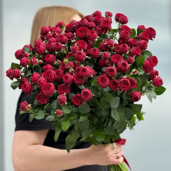 11 красных кустовых роз (80 см)