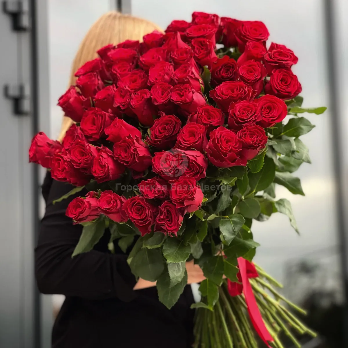 75 красных роз (70 см)