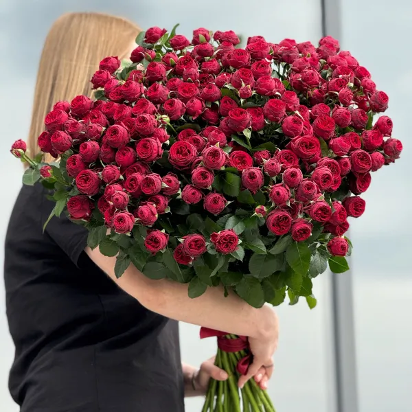 27 красных кустовых роз (80 см)